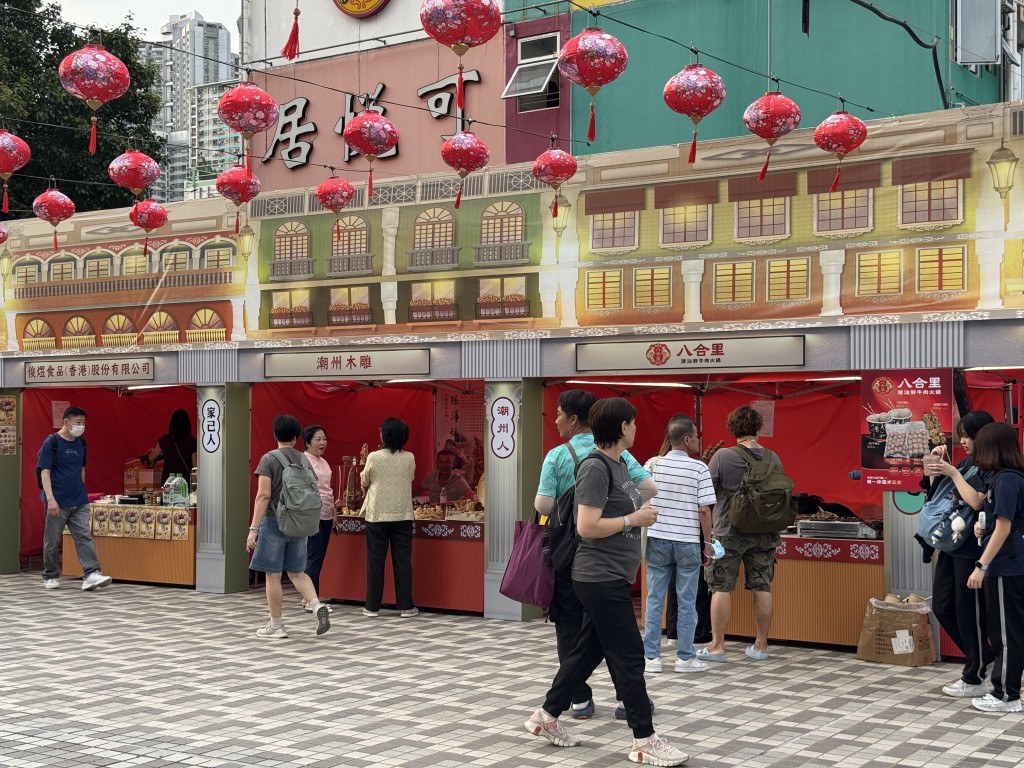 活動設置多個美食攤位,提供鹵水鵝、潮汕魚蛋、手打牛丸、潮州功夫茶及特色點心。 活動設置多個美食攤位,提供鹵水鵝、潮汕魚蛋、手打牛丸、潮州功夫茶及特色點心。