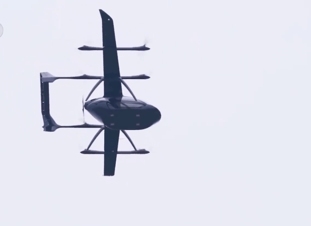 全國首款航天造電動垂直起降飛行器首飛成功。央視