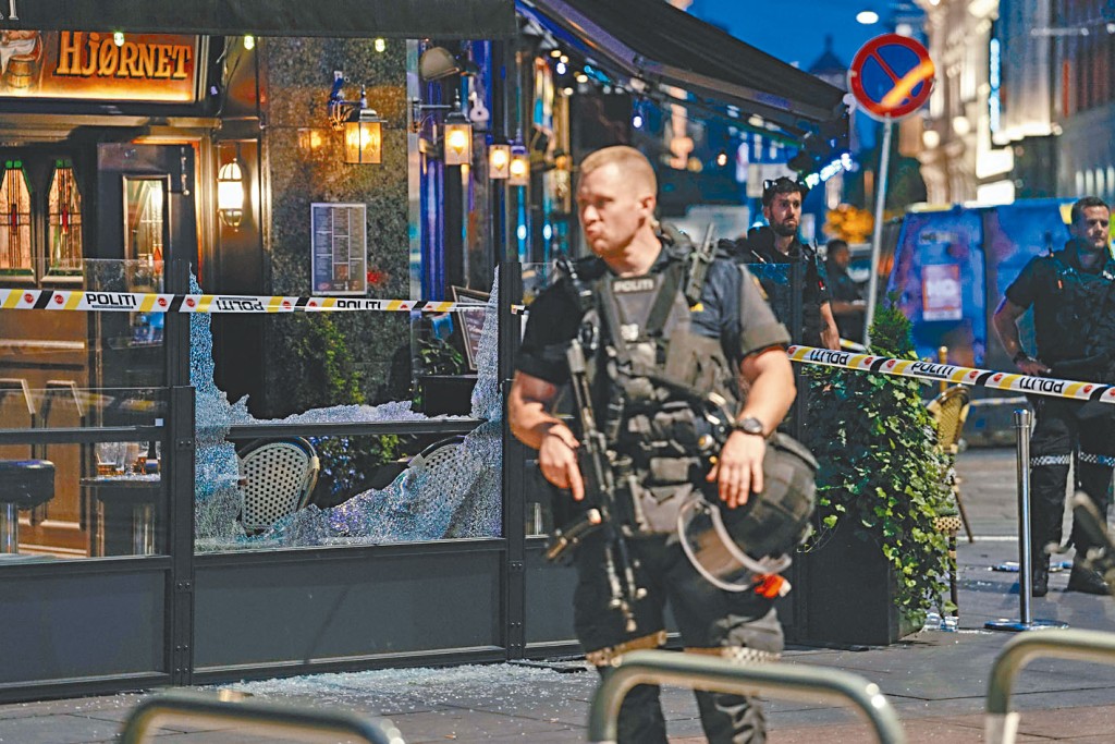 一名挪威警察在奧斯陸市中心發生的槍擊案現場戒備。