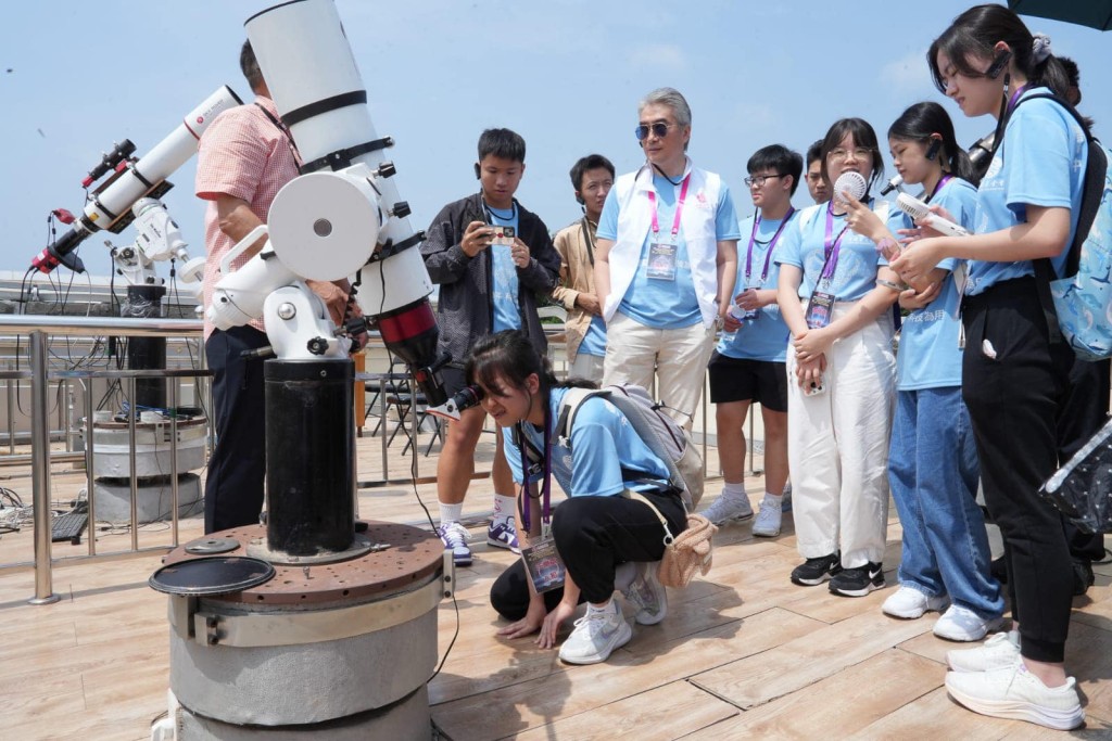 在兴隆观测基地参观时，同学对不同的望远镜感到兴趣。