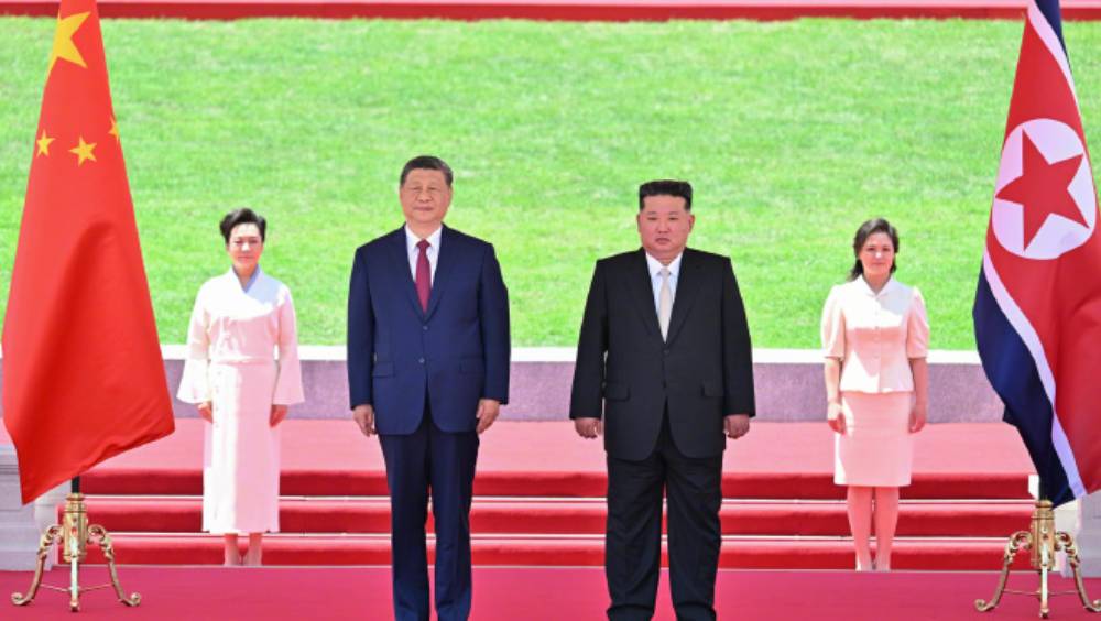 習近平專機抵達平壤，金正恩伉儷迎接。 新華社