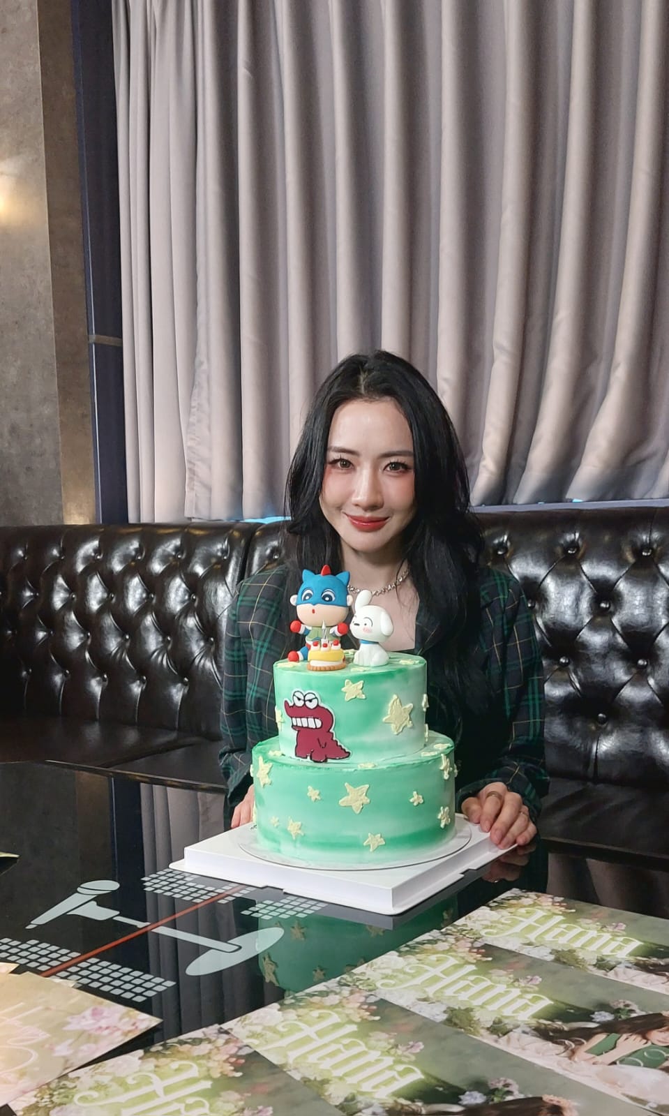 Hana笑說︰「有粉絲送其他女歌手歌迷會紀念品,不過我不會嬲。」 Hana笑說︰「有粉絲送其他女歌手歌迷會紀念品,不過我不會嬲。」