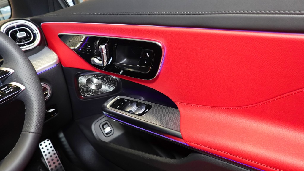 平治全新CLE開篷轎跑車，可選配Burmester 3D環迴立體音響連17個揚聲器。