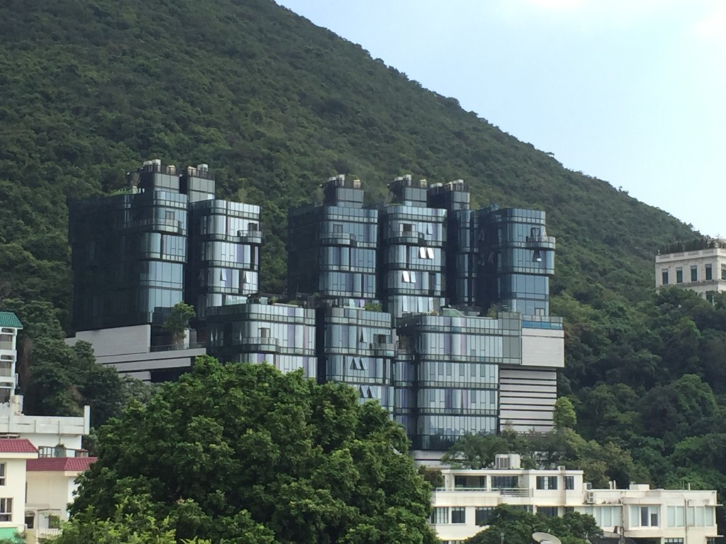 旗下淺水灣108為例，項目坐落傳統豪宅地段，能俯瞰整個淺水灣泳灘。