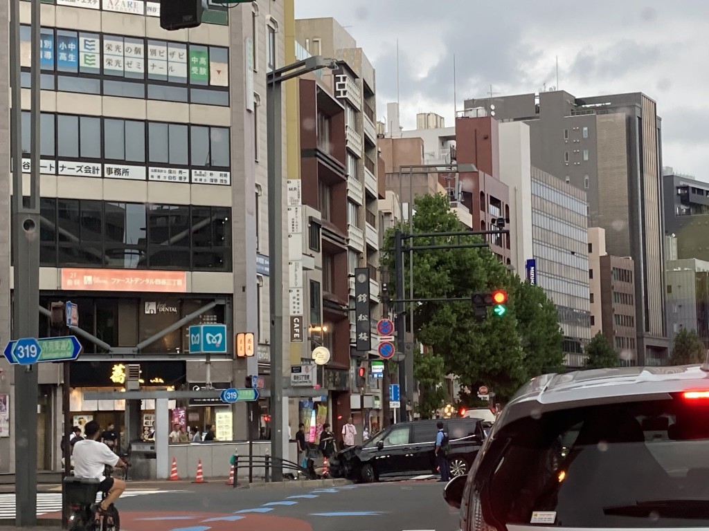 東京新宿私家車衝上行人路。 X@hiro201ww 東京新宿私家車衝上行人路。 X@hiro201ww