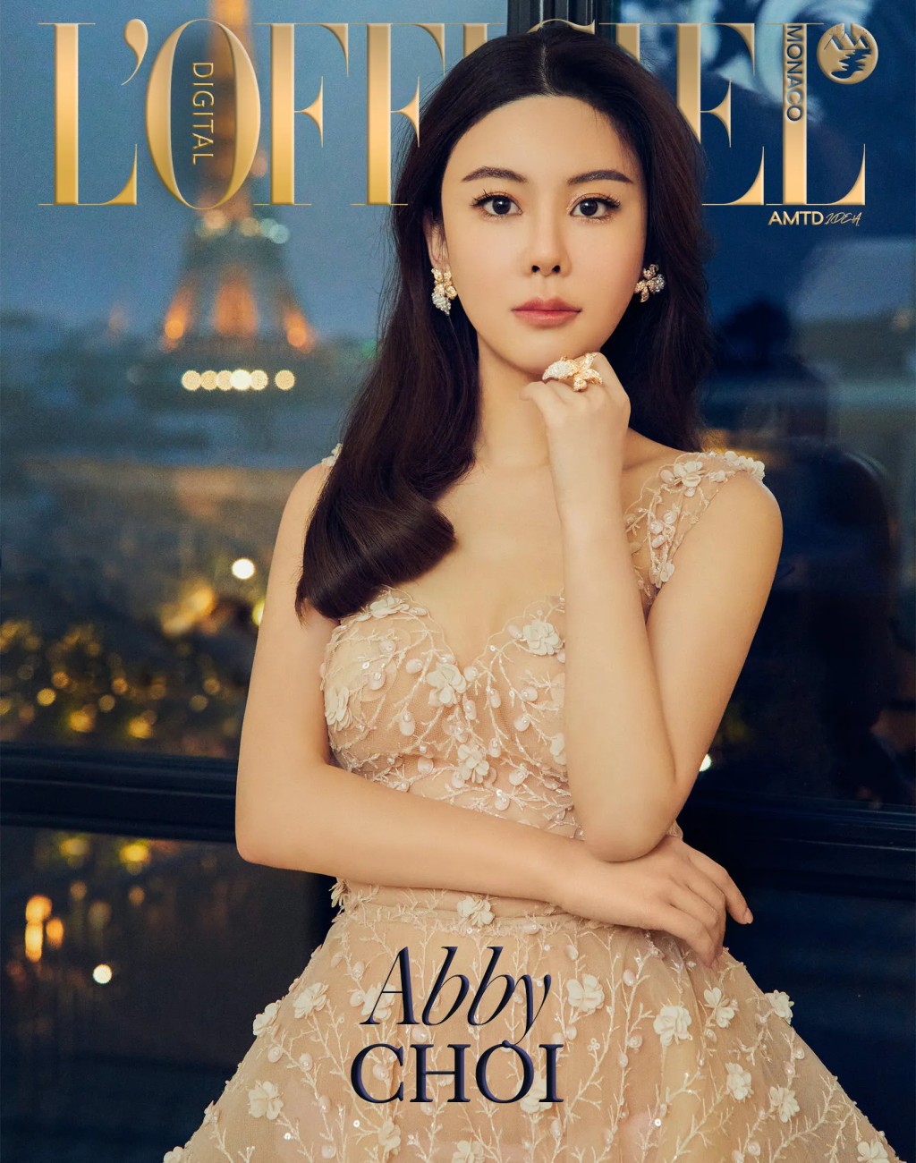 Abby Choi曾登上法國時尚雜誌《巴黎時裝公報》（L'OFFICIEL）數字版的封面。