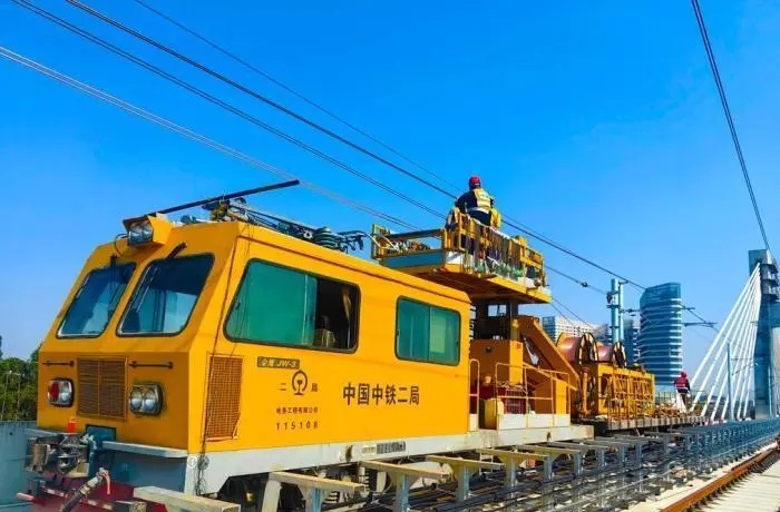 東莞地鐵1號線一期正實施接觸網放線作業(資料圖)。中鐵二局電務公司