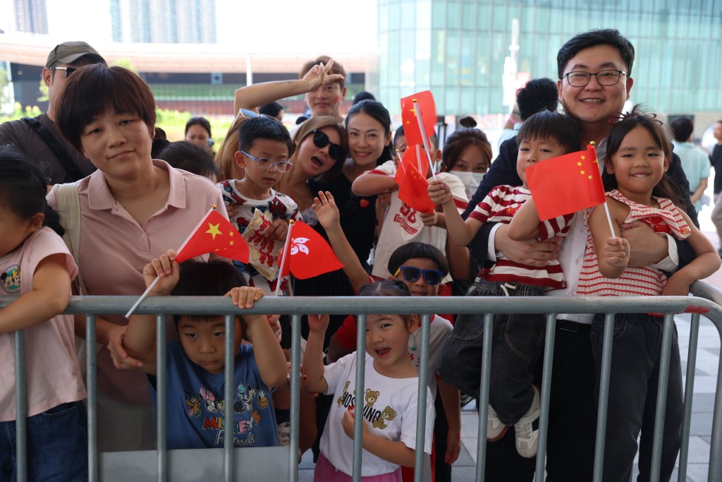啟德體育園今日（1日）舉行國慶升旗儀式，有不少市民及旅客提早到場等候。