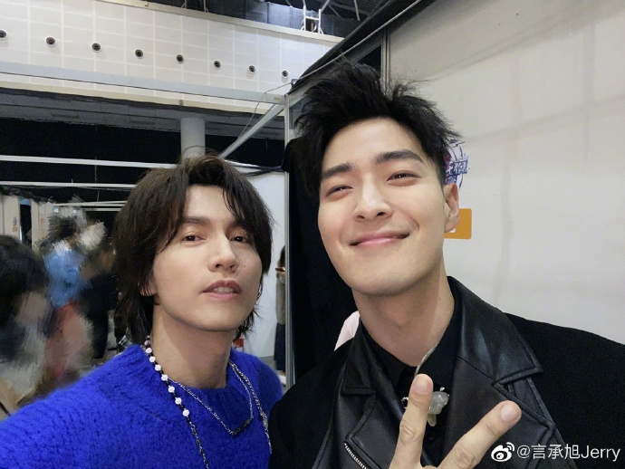 與李銖銜。