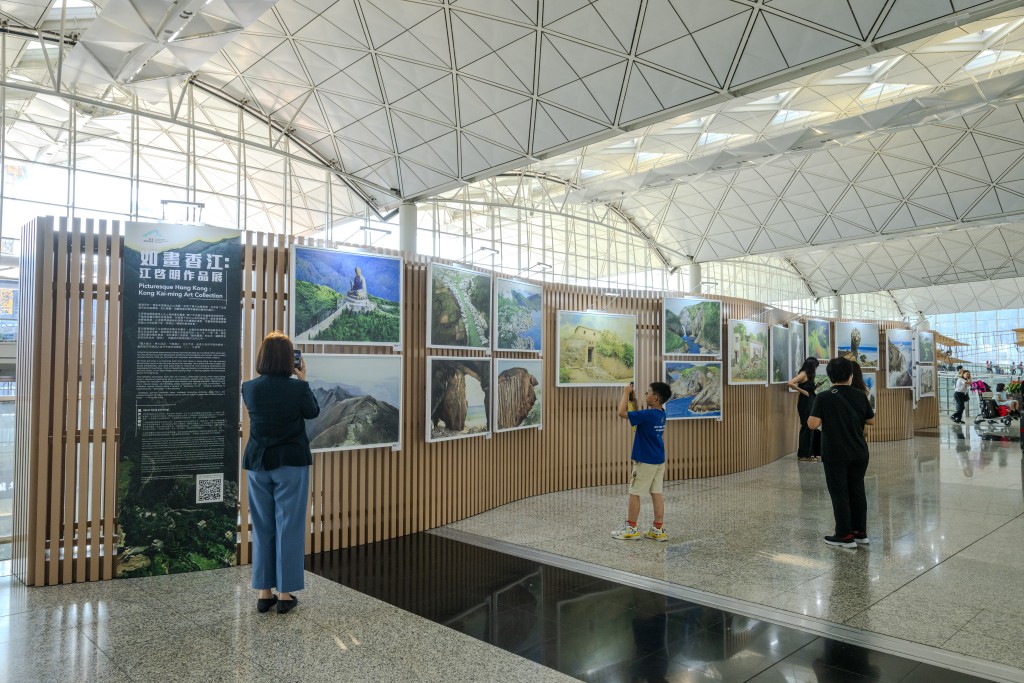 江老师擅长以写实风格描绘香港自然风光及地貌奇观细致传神地描画这座城市的一山一水、一景一物（图：香港机场管理局提供）