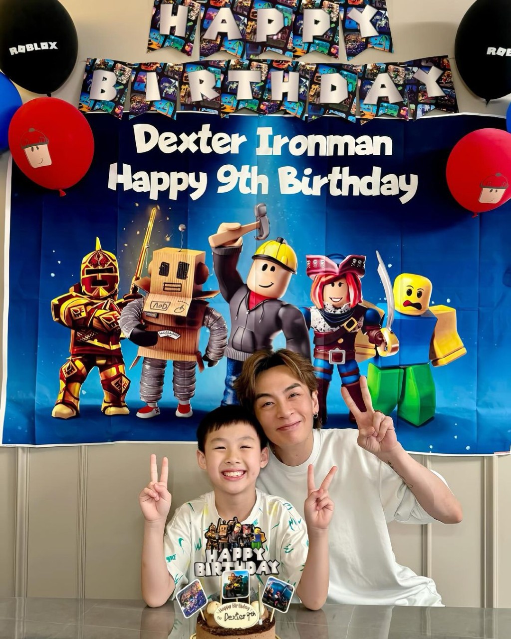 9歲生日的大仔安仔，倒模爸爸一樣，笑容似到十足。