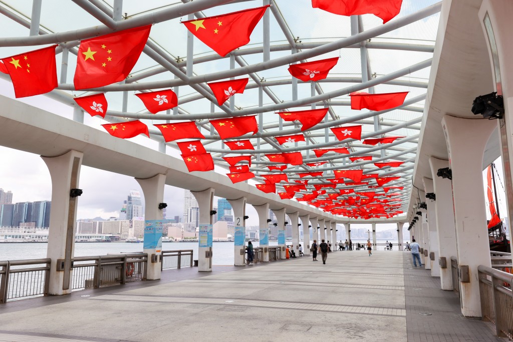 在一片旗海下拍照，絕對是指定動作。