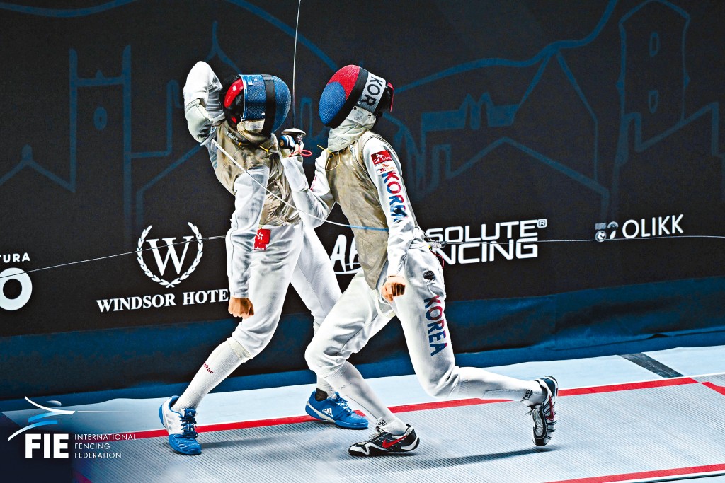 何承謙（左）跟南韓對手（右）於決賽中有不少埋身戰。