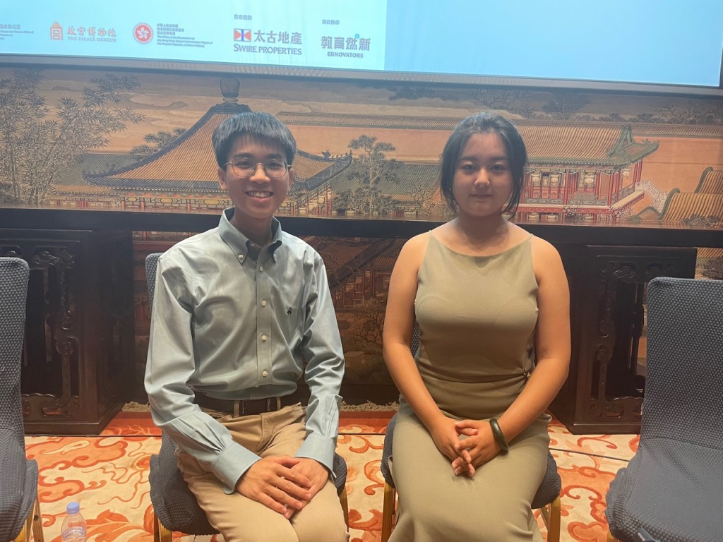 來自北京師範大學的桂賢嫻（右）主修工商管理，她曾在香港科學館進行實習；港大學生盧綽桁（左）。謝宗英攝