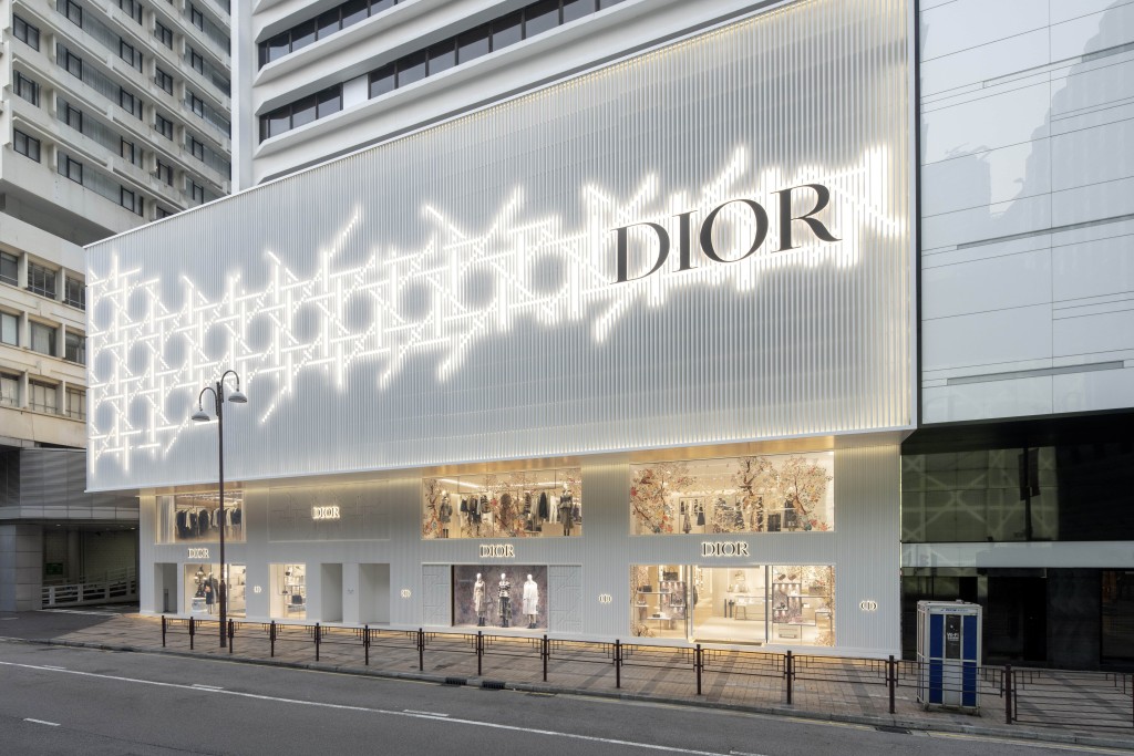 Dior尖沙嘴廣東道新店,粉白色主調配以富動感的Cannage藤格紋,辨識度非常高。