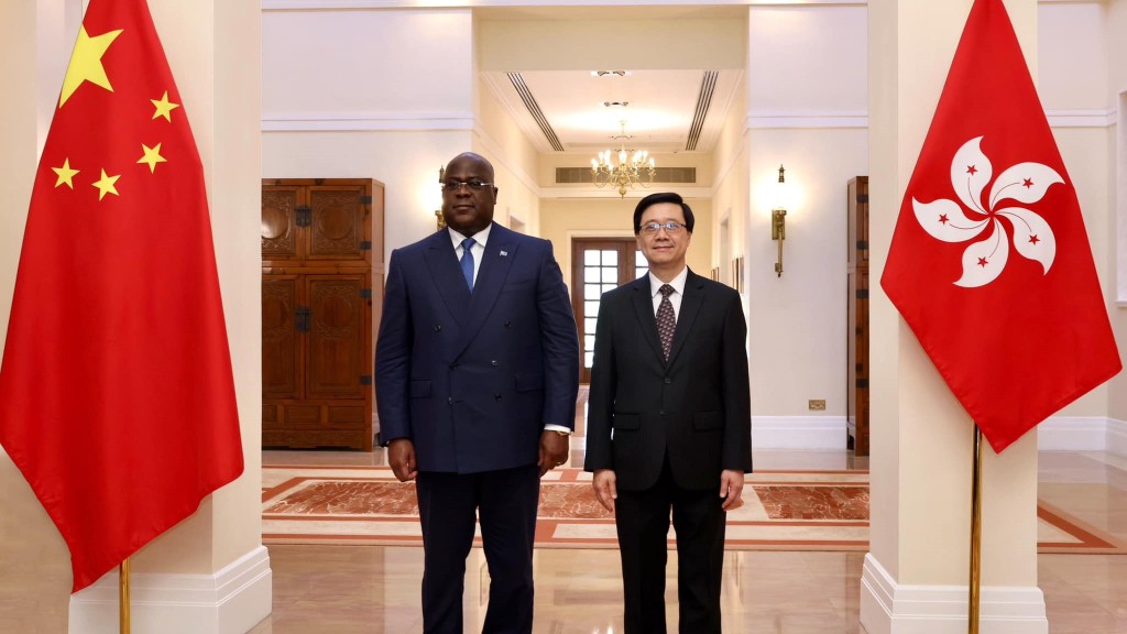 行政長官李家超(左)在禮賓府與到訪的剛果民主共和國總統費利克斯·安托萬·齊塞克迪·奇隆博(Félix-Antoine Tshisekedi Tshilombo,右)會面。