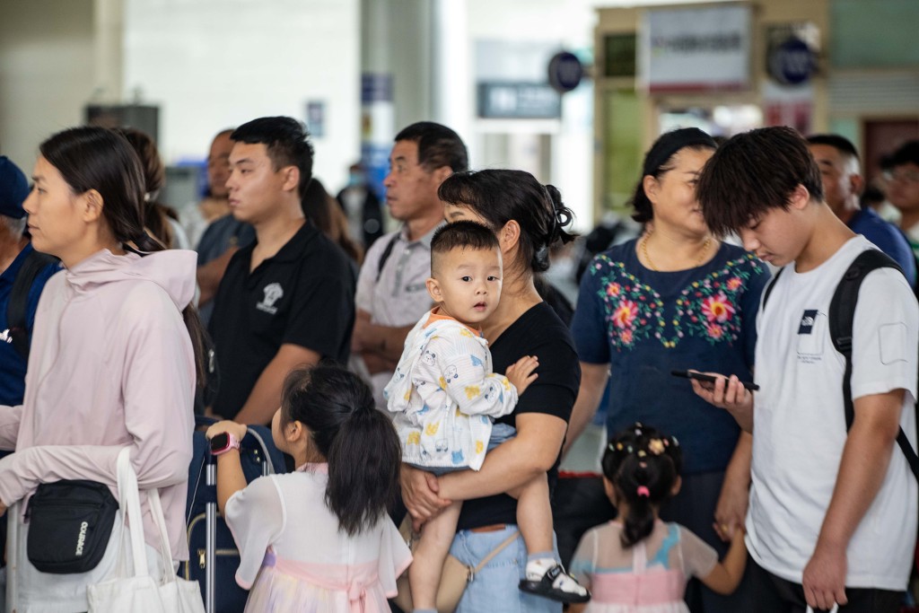 全国边检机关共查验出入境人员8241.3万人次，其中，内地居民4119万人次，增长26.24%。新华社
