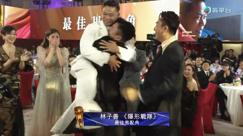 陈山聪更抱起林子善恭喜夺奖。