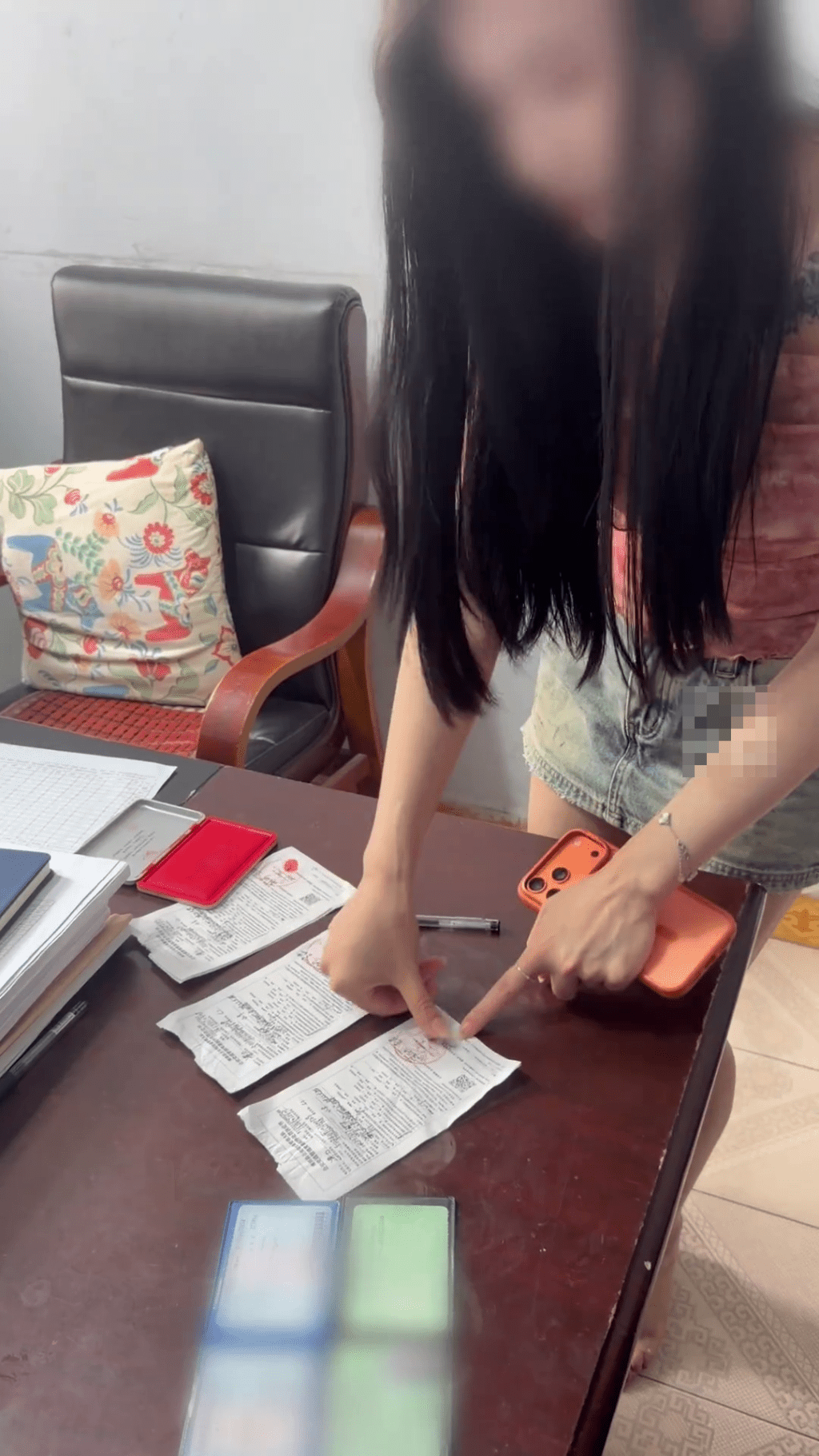 女網紅遭交警傳召開罰單並罰站訓話。 女網紅遭交警傳召開罰單並罰站訓話。