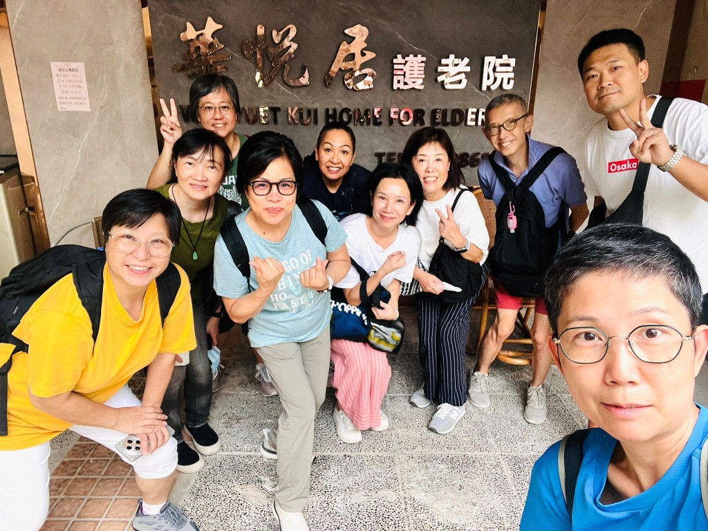 「爱心执发」义剪队定期走访不同院舍，为长者提供义务理发服务。