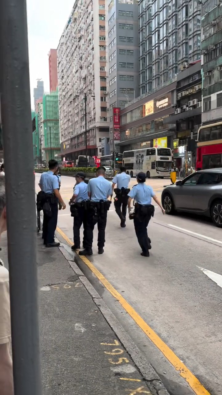 私家車往尖沙咀方向逃去。網上片段截圖 私家車往尖沙咀方向逃去。網上片段截圖