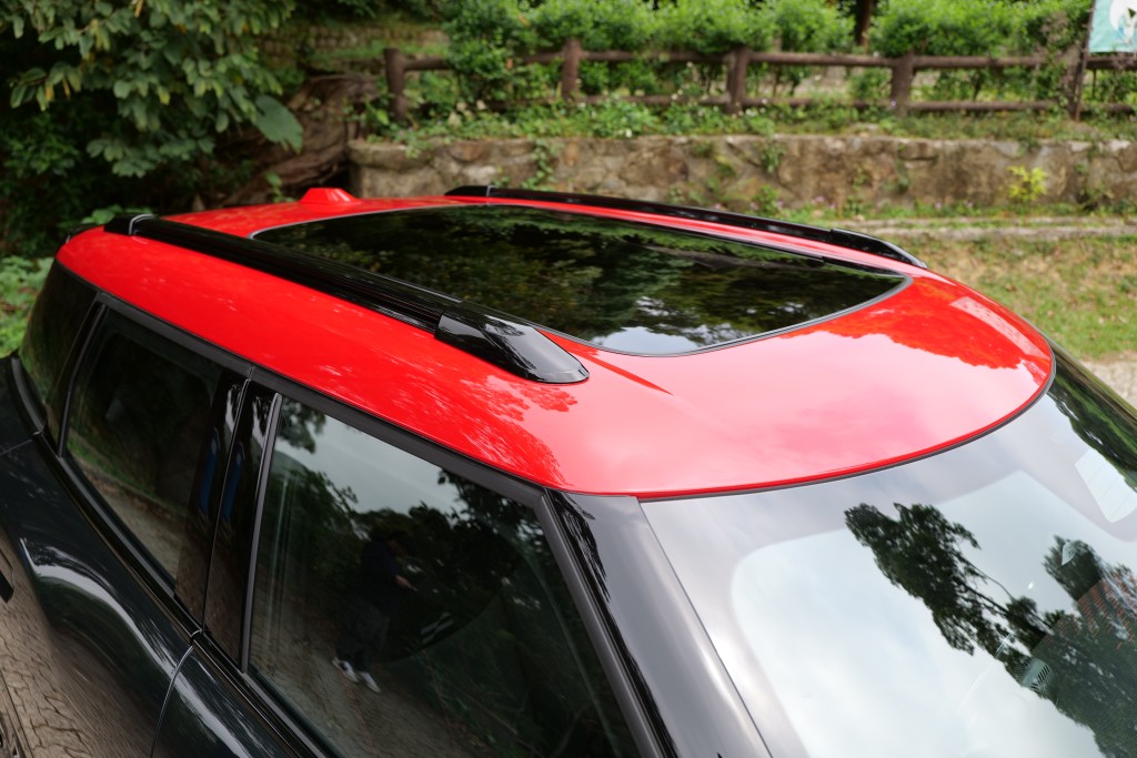 MINI JCW Aceman E (J05)性能版配上專用Chili Red紅色車頂、側鏡及車花貼紙