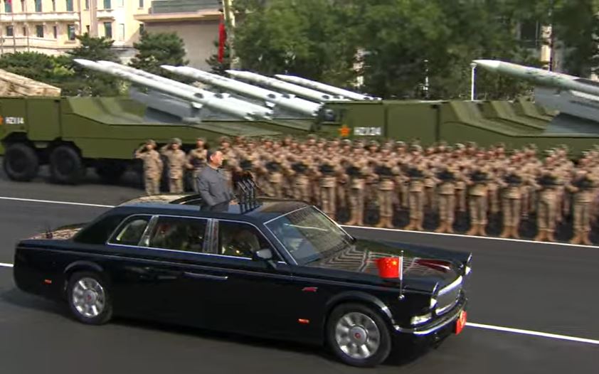 閱兵儀式開始。習近平乘紅旗檢閱車，駛上長安街。央視截圖