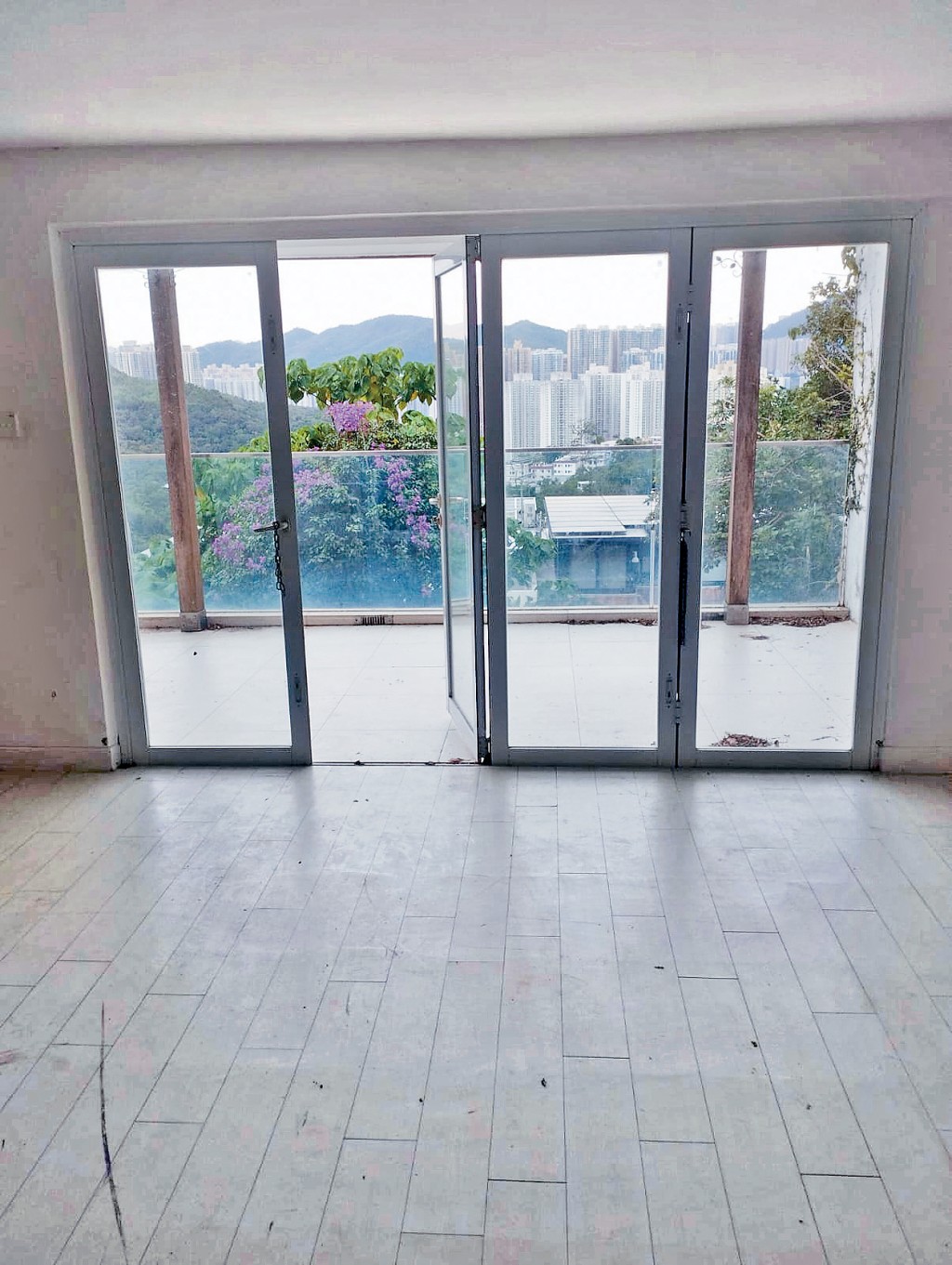 西貢孟公屋紅屋村30號全幢，開拍價1500萬，低市價6%。