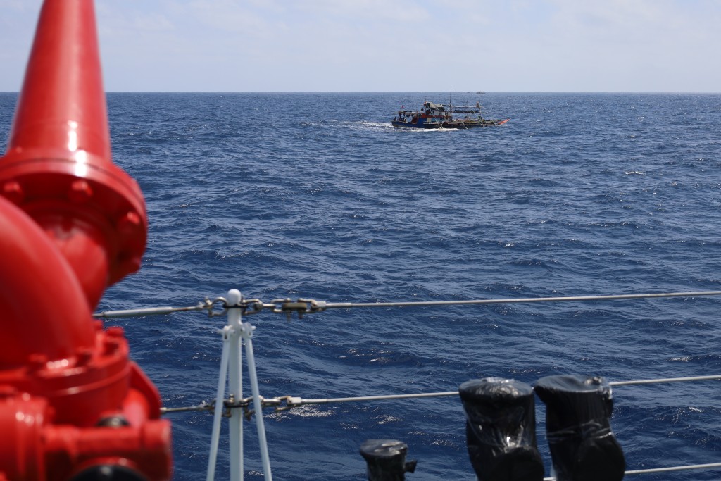 菲律宾多艘船只集结侵闯黄岩岛领海。新华社