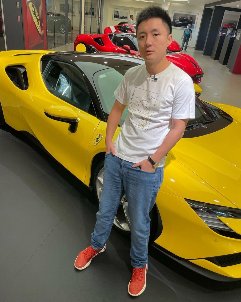在新戰車前擺Pose留影。