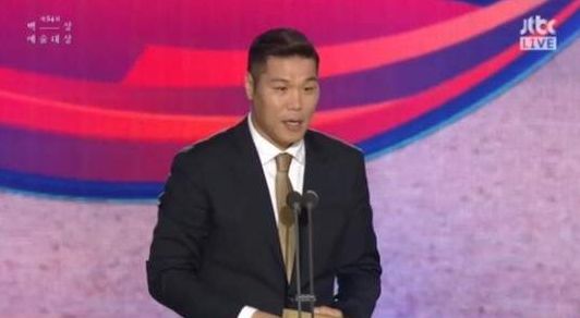 徐章焄憑《認識的哥哥》奪得《第54屆百想藝術大賞》的「電視部門男子綜藝獎」。