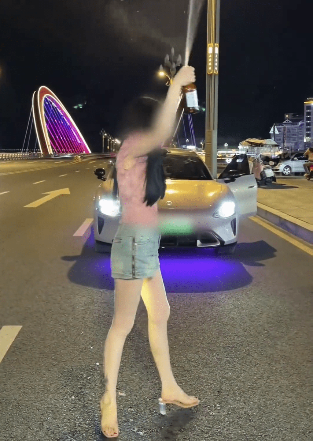 短裙辣妹馬路中心違泊逆行開啤酒拍片。 短裙辣妹馬路中心違泊逆行開啤酒拍片。