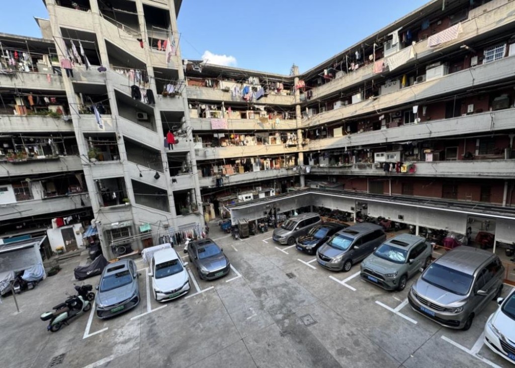 外界認為，上海隆昌公寓是周星馳《功夫》豬籠城寨原型。上海楊浦官方微信