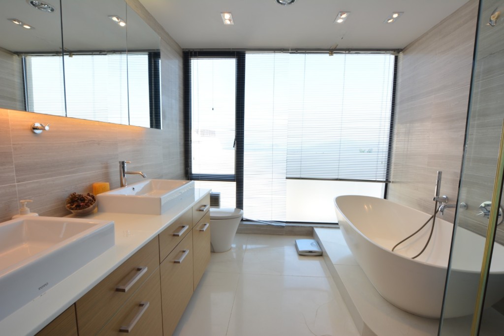 浴室以淺色設計，並設有浴缸。