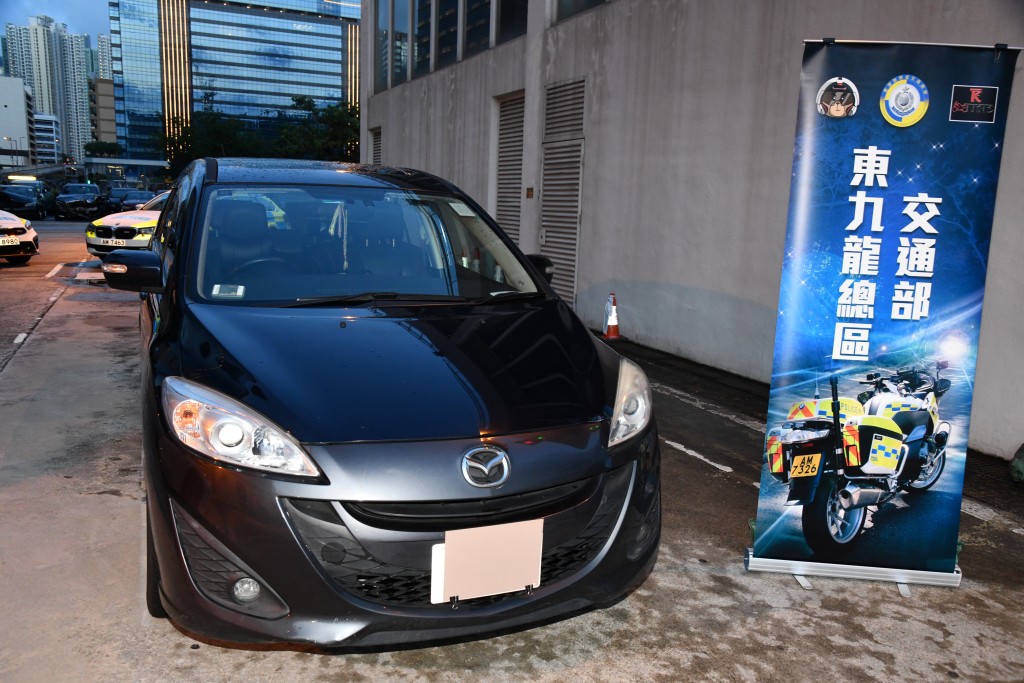 兩部涉案私家車。