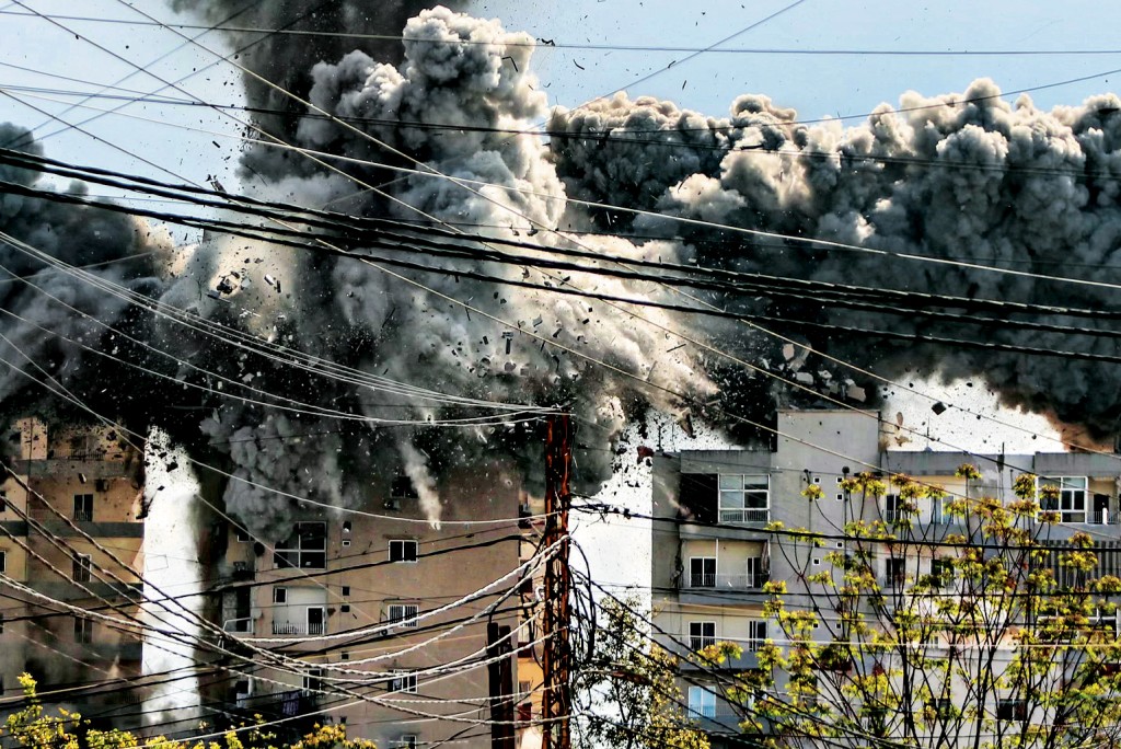 在黎巴嫩南部提爾市郊區，昨日有建築物遭到以色列空襲，散落大量瓦礫。
