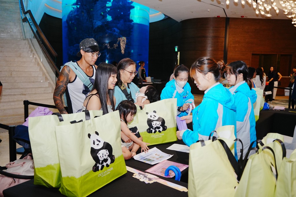 海洋公園特別邀請跟加加和得得同樣是在去年8月15日於香港出生的小朋友，舉行「大熊貓龍鳳胎盛大生日派對」。