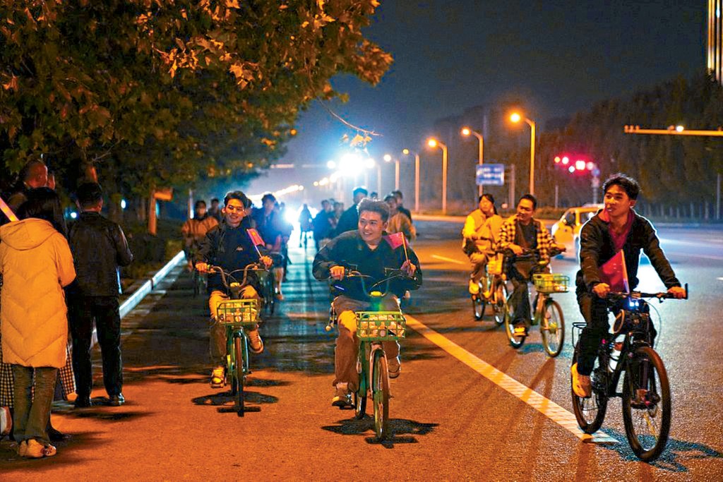 大學生成群結隊騎共享單車「夜襲」開封。