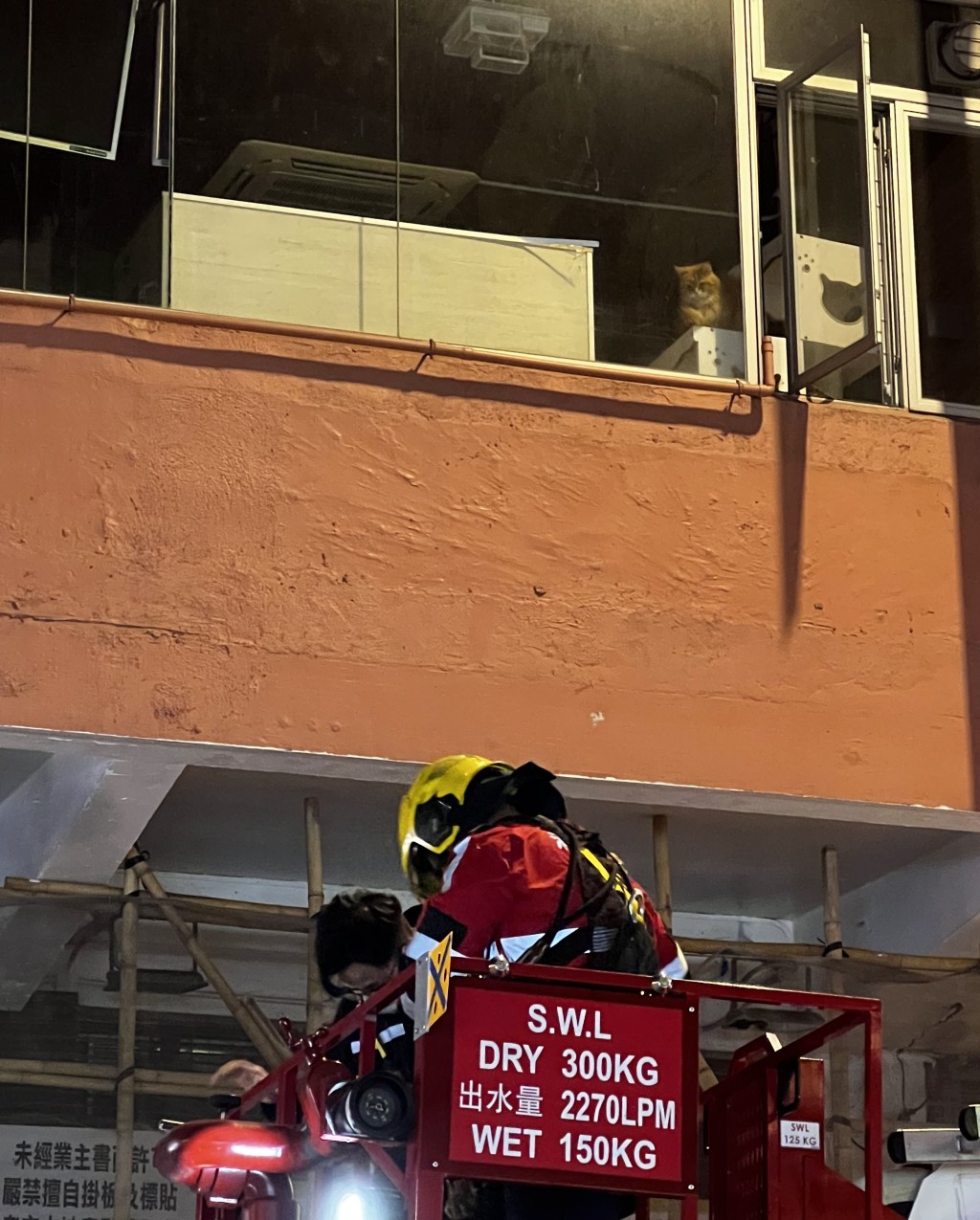 消防一度架起雲梯視察店內情況。讀者提供
