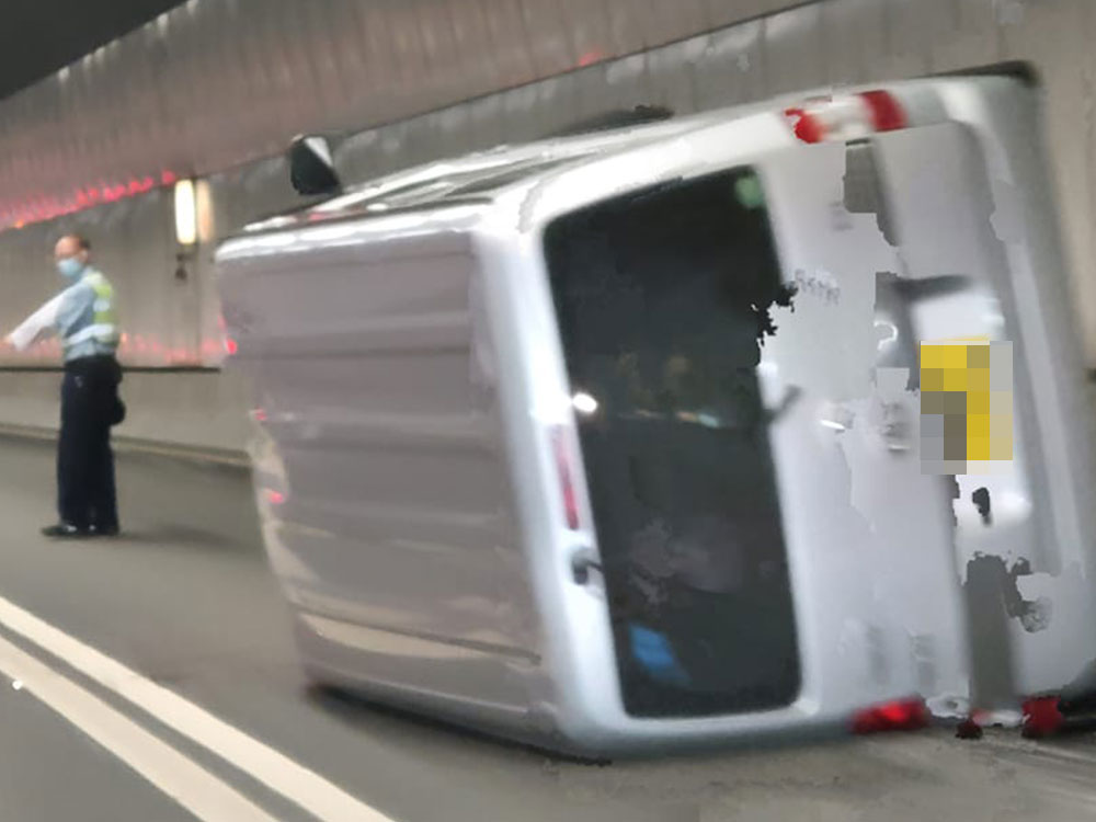 一輛輕型貨車在尖山隧道管道內翻側。網上圖片