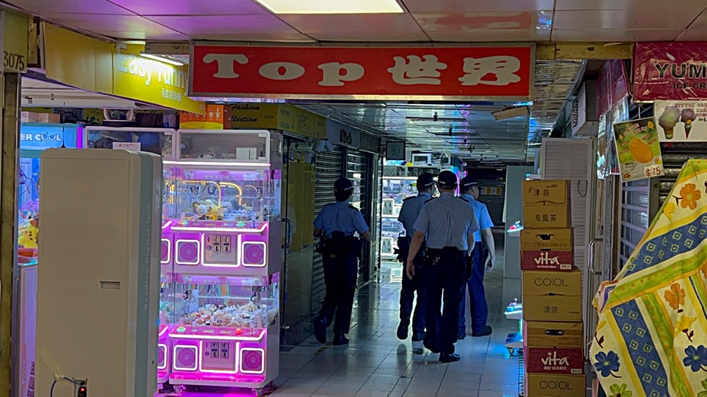 警員在葵涌廣場巡邏。楊偉亨攝
