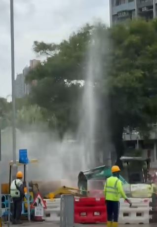 地盤爆水管噴出6米高水柱。fb青衣街坊吹水會Simon Lee影片截圖