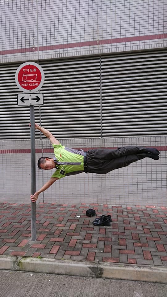 車長表演「人旗」。「事無大小交通資訊情報區」ＦＢ圖片