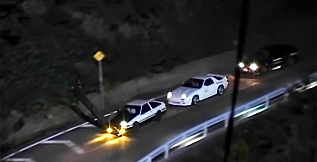 夾臂攝影機置組在AE86車頭，升上20呎高俯瞰拍攝。