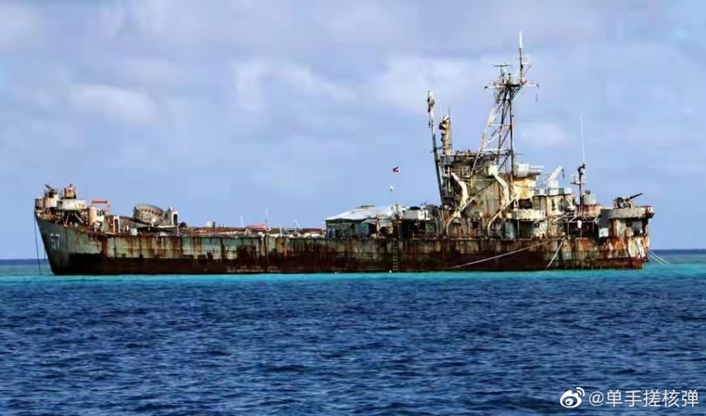 菲律宾克登陆舰已逗留在仁爱礁24年。(微博)