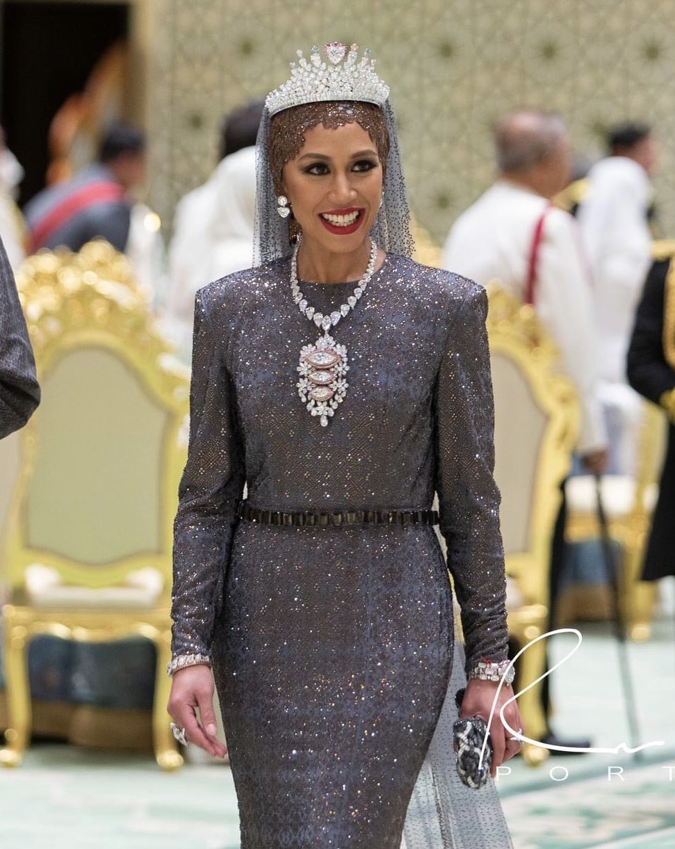 阿莎瑪公主禮服貴氣非凡，胸前一大串鑽石項鍊更矚目全場。 TWITTER圖 