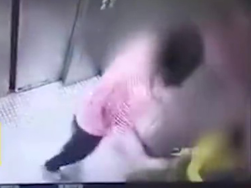 母親疑似向兒子顯示嘴巴的傷勢。(網圖)