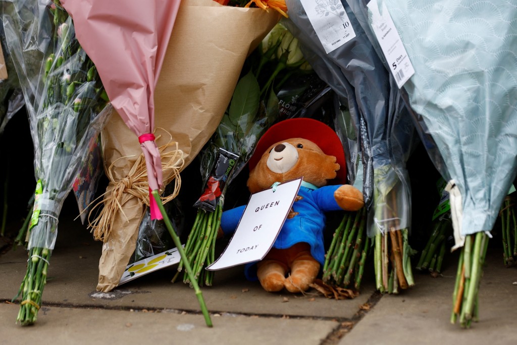 大批民眾前往悼念，放置大量鮮花、心意卡和帕丁頓玩具熊。路透社圖片