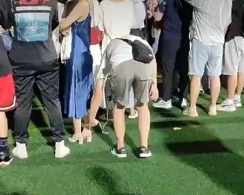 大学生偷拍女生裙底。微博网图