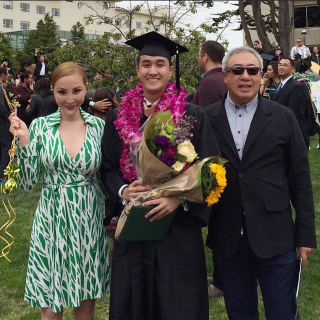 当年马桂烽大学毕业，父母薛芷伦和马清伟都有出席毕业礼。